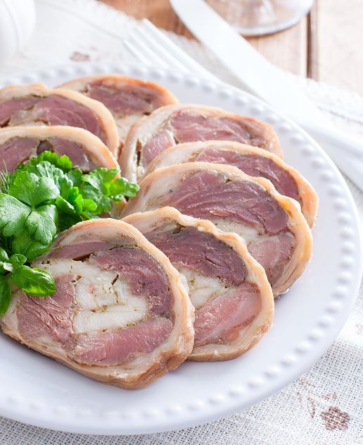 Рулет из свиной рульки с куриной грудкой кулинария,мясные блюда