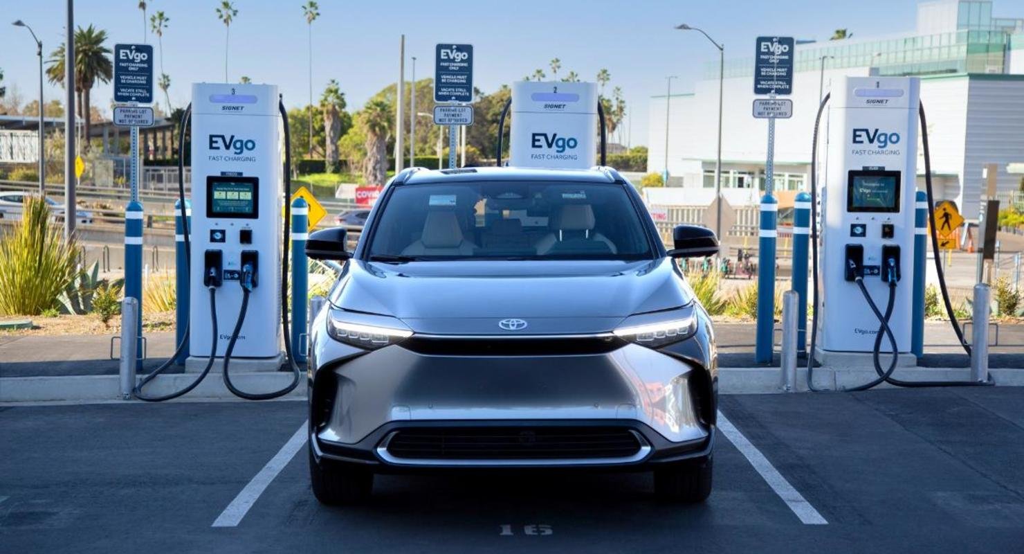 Владельцы Toyota bZ4X получат год бесплатной зарядки