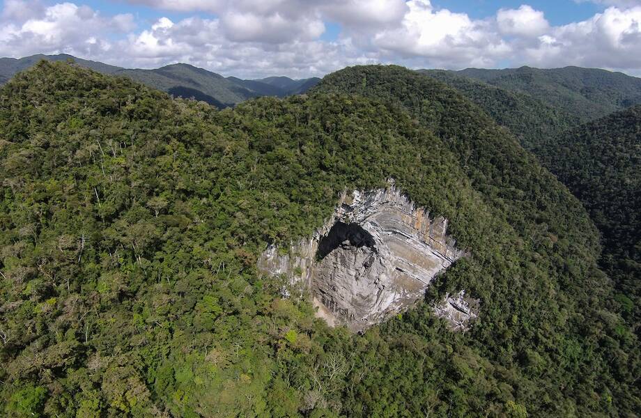 Что скрывает странная пещера в Бразилии с огромной дырой в потолке