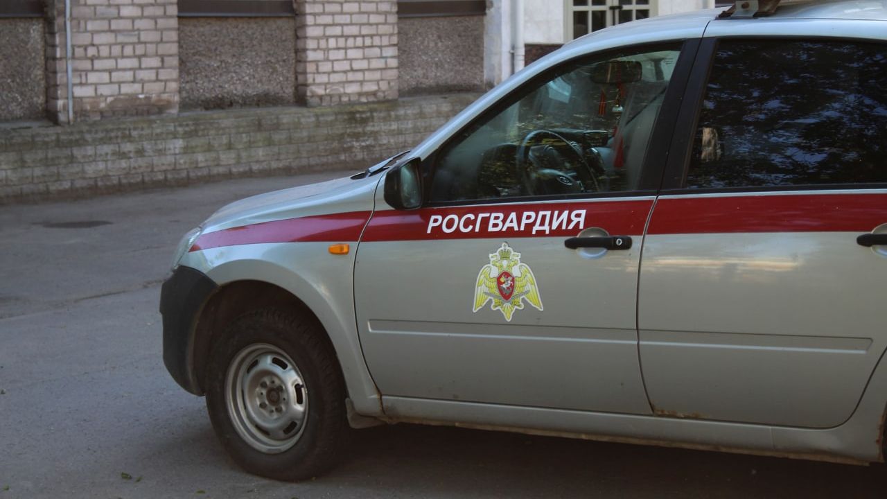 Росгвардейцы задержали двоих юношей за граффити на крыше университета в Петербурге