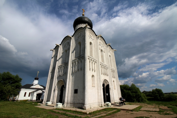 Храм Суздаль черные купола