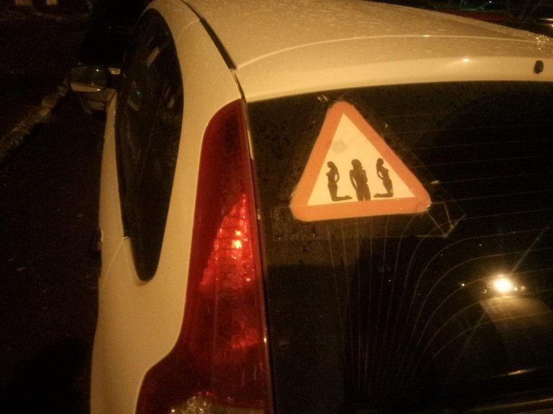 Народный креатив с наклейкой "Шипы" авто, автоприкол, наклейка, пдд, прикол, шипы