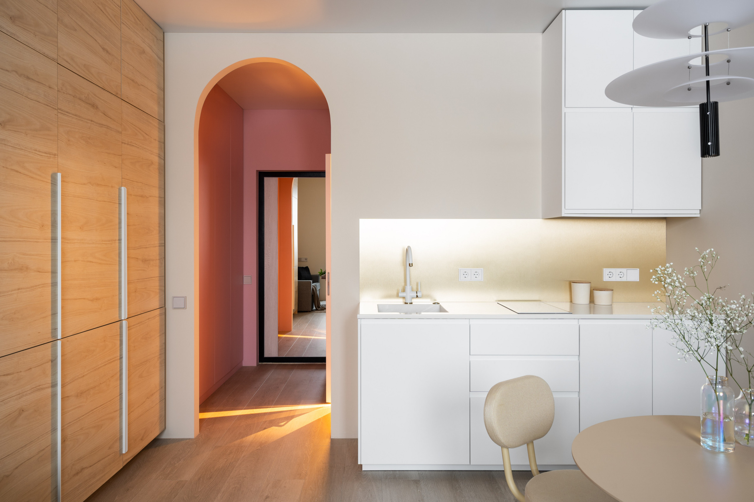 24 кв.м — студия с розовой прихожей и видом на Неву идеи для дома,интерьер и дизайн