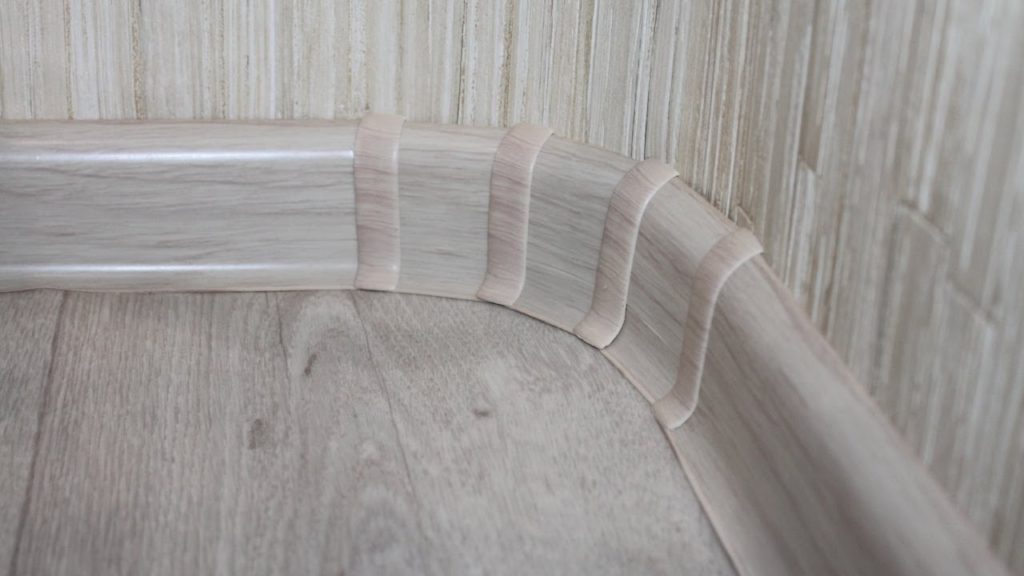 Как правильно стыковать углы напольного плинтуса