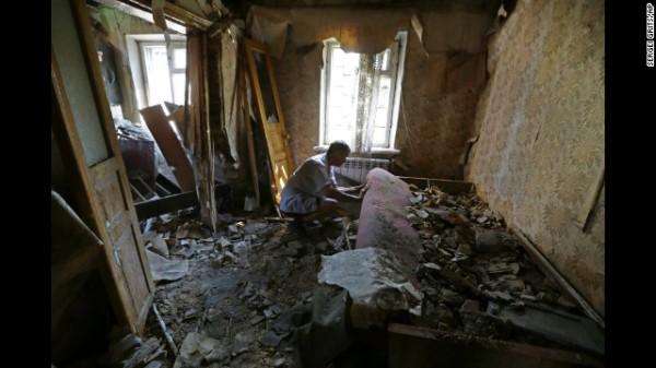 Местный житель Александр Авдюхин осматривает свою квартиру после обстрелав Донецка, 14 августа 2014 года. 