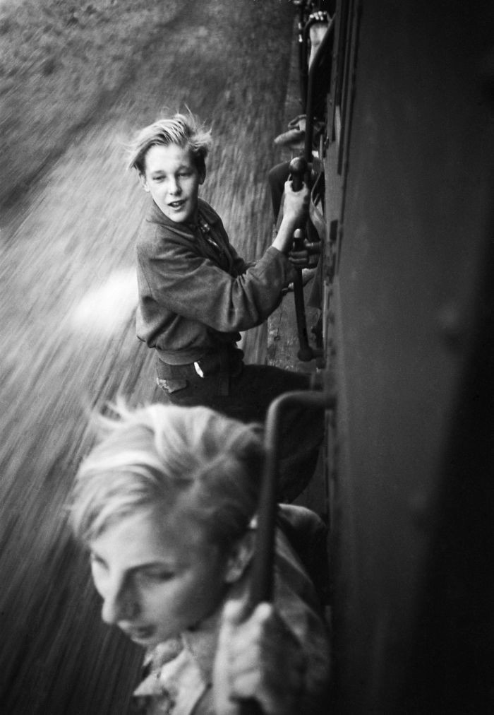 42. Мальчики катаются на поезде, Нидерланды, 1945 год  детство, прошлое, фотография