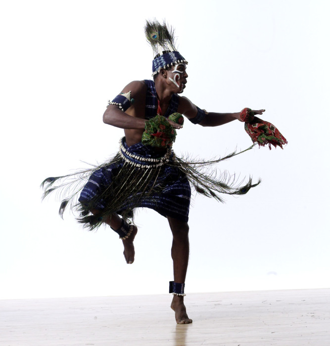 Ритуальные танцы племен. Ритуальные танцы. Африканцы танцуют. Шаман танцует. Ритуальные танцы индейцев.