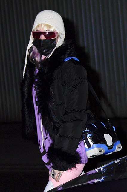 Редкий выход: Илон Маск и Граймс сходили на ужин в Нью-Йорке Редкий выход: Илон Маск и Граймс сходили на ужин в Нью-Йорке Звездные пары