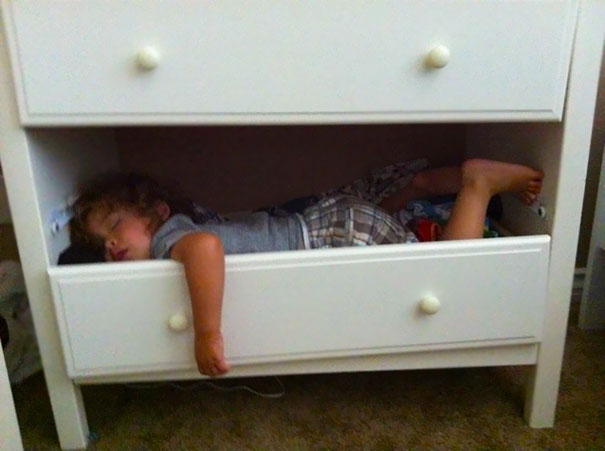 30 доказательств того, что дети могут спать где угодно, как угодно и когда угодно прямо, лучшая, уснуть, месте, может, Камуфляж, уровень, Главное —, успеть, разуться, Дети —, Телевизор, теплый, и ребенку, хорошо, Устал, Лазила, по шкафам, нашла, наверное