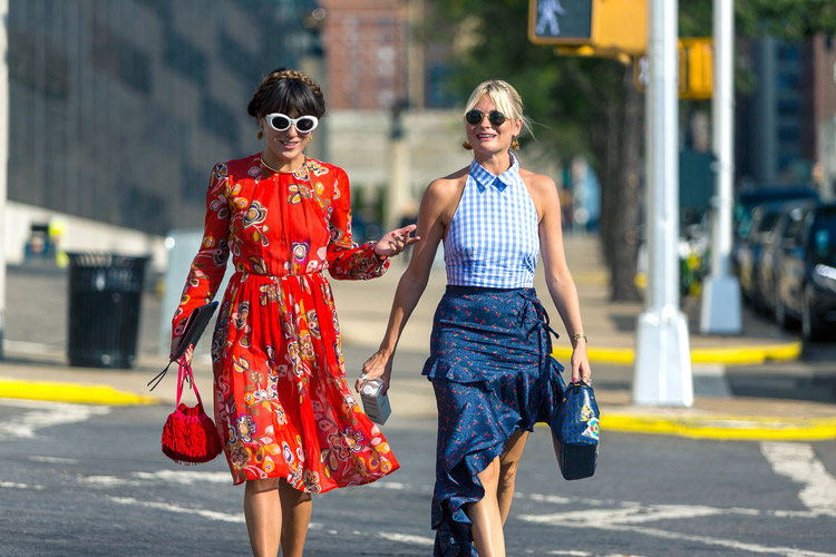 Девушка в красном платье с принтом, девушка в ассиметричной юбк и голубом топе - уличная мода Нью-Йорка весна/лето 2017
