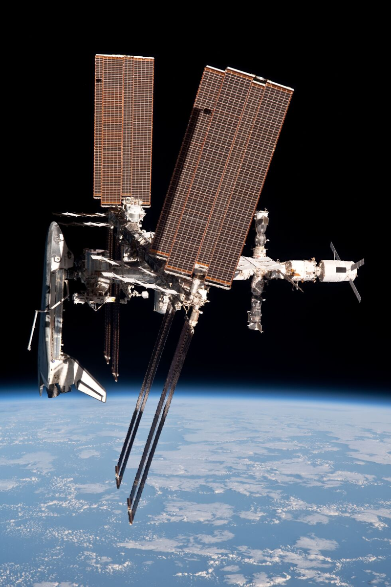 Очень крутое фото, сделанное в 2011 году с борта корабля «Союз ТМА-20», который отстыковался от МКС для отправки экипажа на Землю.