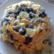 Вкусный салат с грибов,маслин и картошки