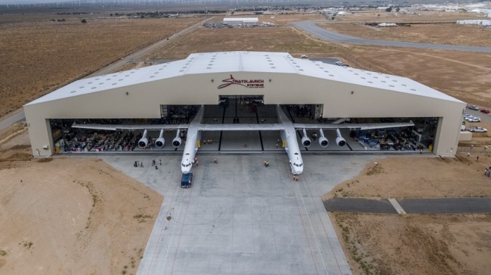 У Stratolaunch рекордный размах крыльев – 117 метров.