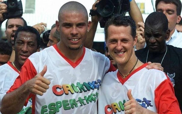 Роналдо и Михаэль Шумахер во время благотворительного матча ЮНИСЕФ в Рио-де-Жанейро, 2001 г. знаменитости, история, люди