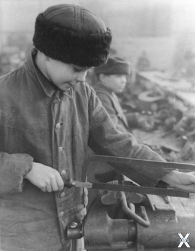Красноармейцы беседуют с советской девушкой-остарбайтером, работавшей на немецком заводе «Юнкерс» в городе Познани, Польша