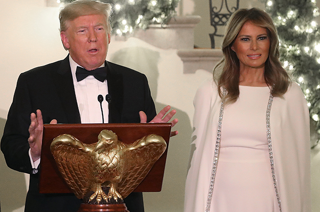 Мелания и Дональд Трамп на традиционном рождественском балу в Белом доме