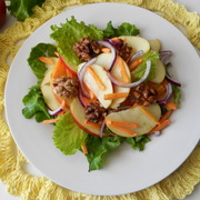 Пестрый салат с морковью, яблоком и грецкими орехами