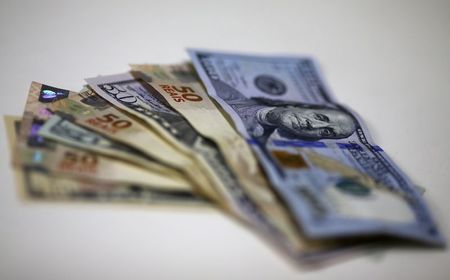 Brazilian Real and U.S. dollar notes are pictured at a currency exchange office in Rio de Janeiro, Brazil, in this September 10, 2015 photo illustration. REUTERS/Ricardo Moraes