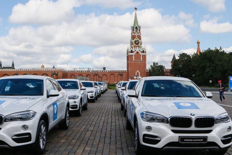 Вручение олимпийцам автомобилей на красной площади