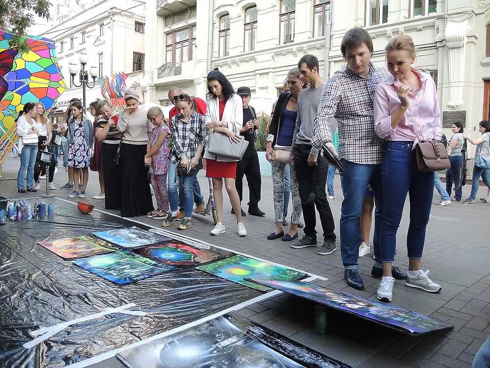 Художники арбата. Художники на Арбате. Художник Нечмыря Орбат. Старый Арбат художники. Уличные художники на Арбате.