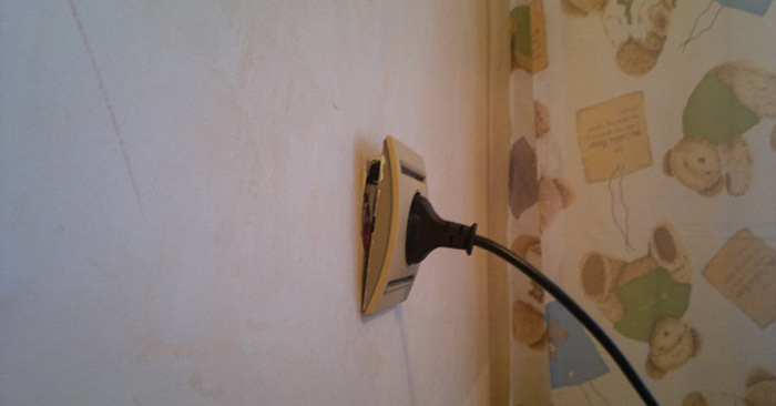 Искрит розетка: в чем причина и как избежать подобного Искрит розетка: в чем причина и как избежать подобного гаджеты,интересное,мир,розетка,технологии