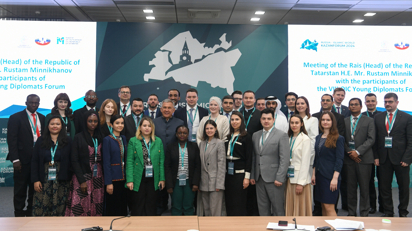 Рустам Минниханов встретился с молодыми дипломатами стран ОИС в рамках KazanForum