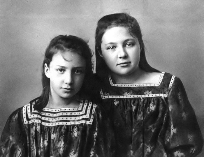 Марина Цветаева с сестрой Анастасией, 1905.jpg