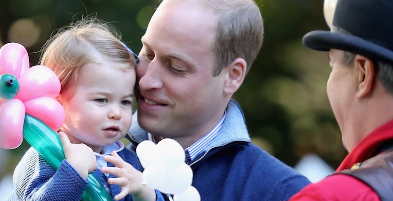 Принц Уильям учится заплетать дочери волосы по youtube-урокам