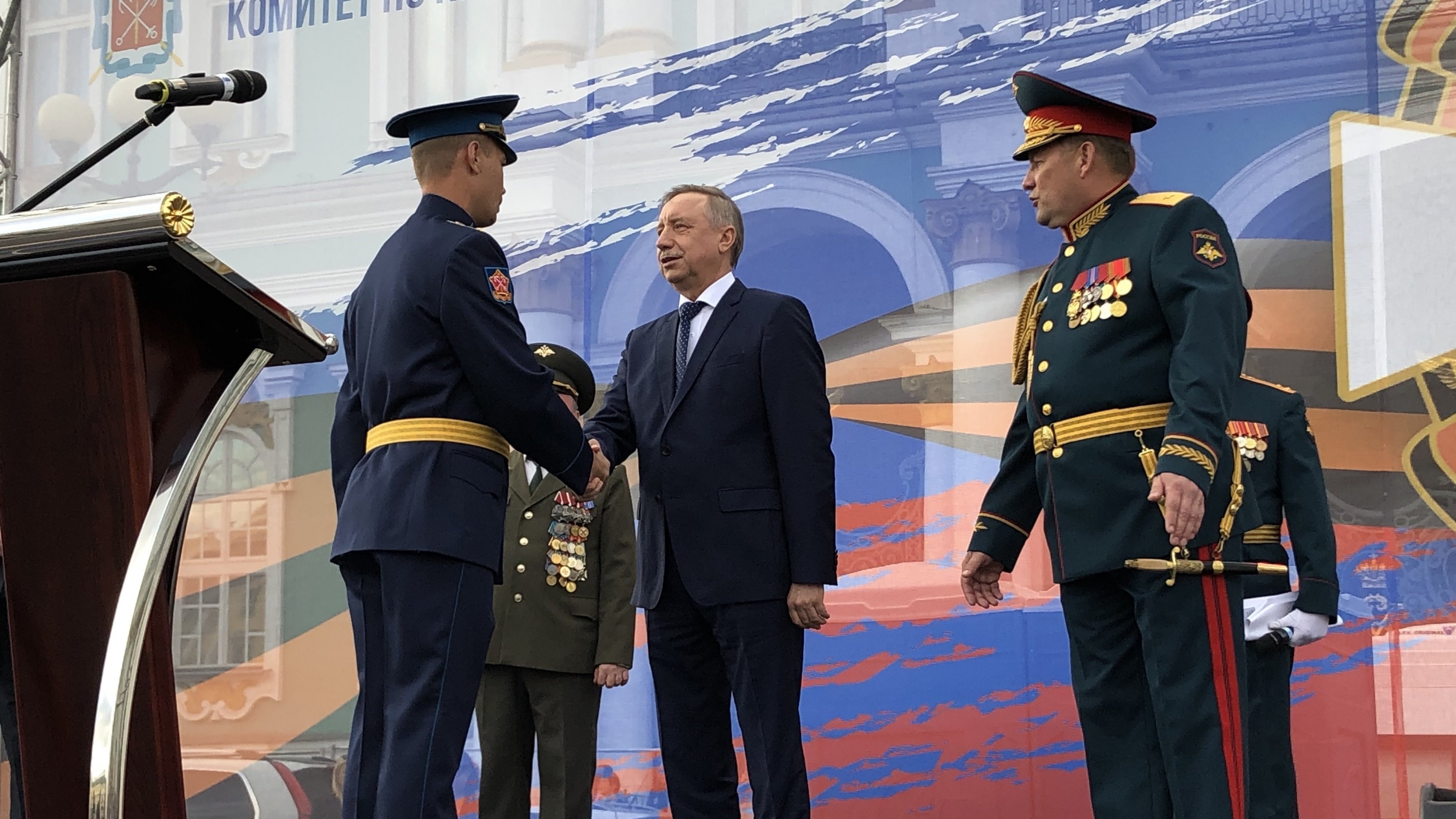 Беглов в День российской гвардии вручил награды военнослужащим ЗВО