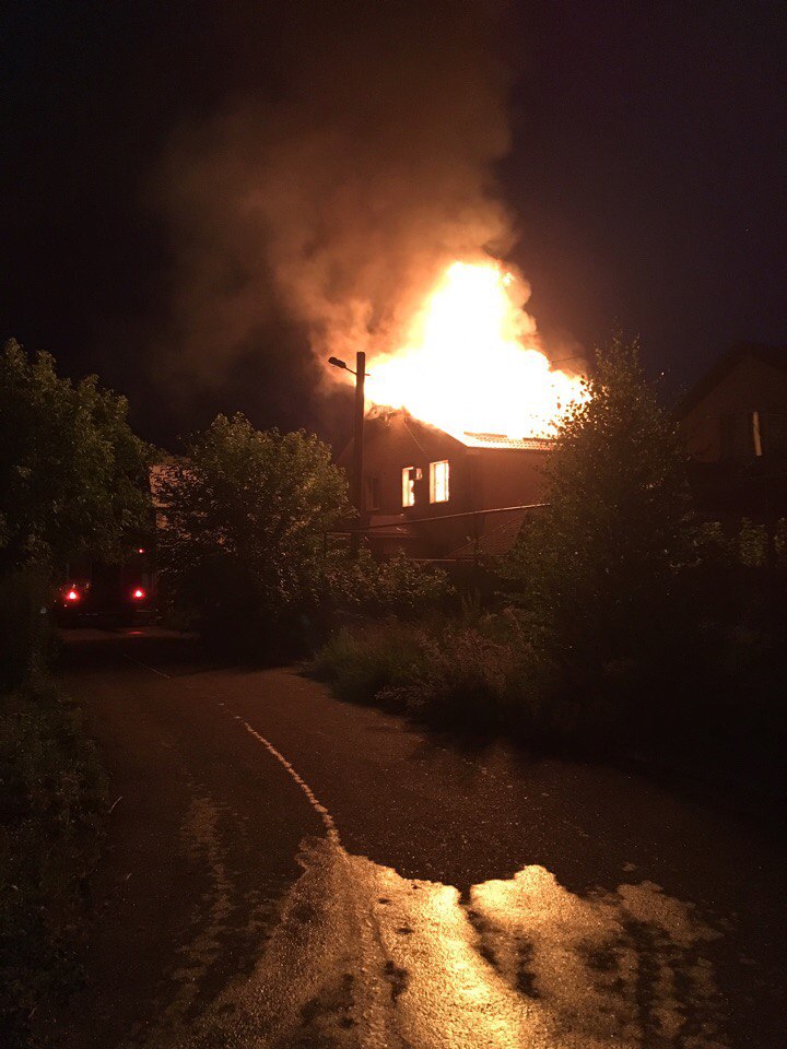 В Донецке сгорел дом из-за обстрела ВСУ