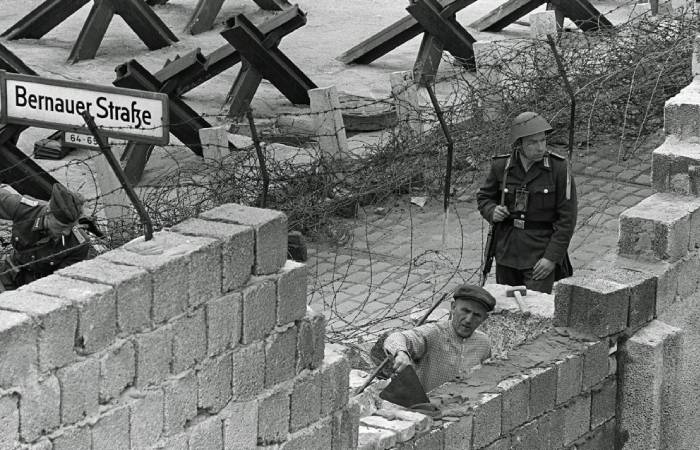 Строительство Берлинской стены. / Фото: stroiteh-msk.ru