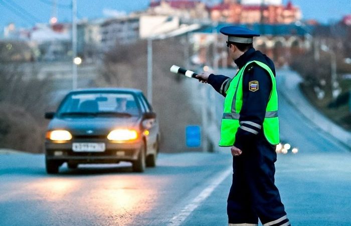 Инспектор ДПС тормозит на мосту: что нужно знать водителю в такой ситуации