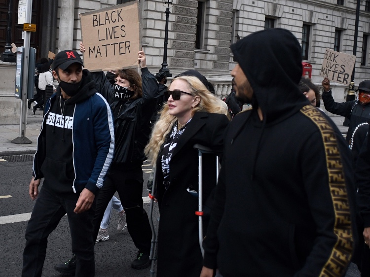 Всем преградам вопреки: Мадонна посетила протесты в Лондоне на костылях Флойда, митинге, время, участие, Мадонны, Джорджа, везде, расизма, одного, костылях, протестующих, задержания, Matter, Lives, Black, последние, Джордж, состояние, погиб, поддержку