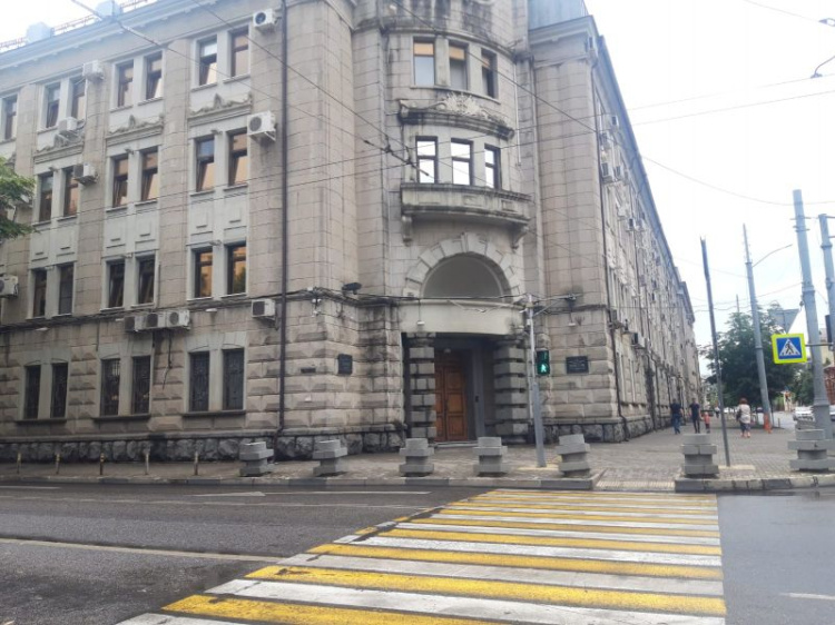 Суд приговорил к 8,5 годам диверсанта: бросил в краснодарское здание ФСБ ФСБ «коктейль Молотова»