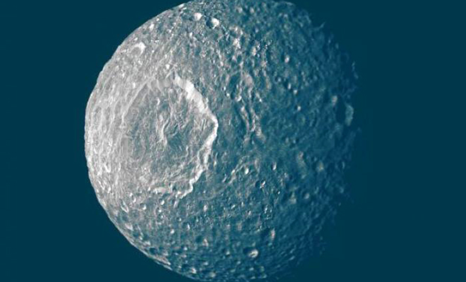 На одной из лун Сатурна зафиксировали движение подо льдом. Ученые полагают, что на глубине 20 километров находится океан
