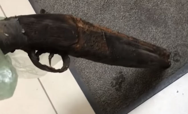 Вытащили настоящий мушкет: улов на магнит Вытащили настоящий мушкет: улов на магнит магнит,мушкет,поиск,Пространство,река,черные копатели