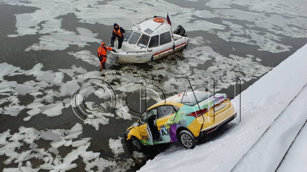ФАН публикует фото упавшего в реку после ДТП автомобиля такси в Москве