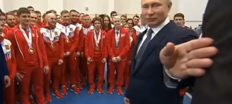 "Подвинься, такой здоровый!": на встрече со спортсменами Путин убрал с дороги охранника "Подвинься, такой здоровый!": на встрече со спортсменами Путин убрал с дороги охранника