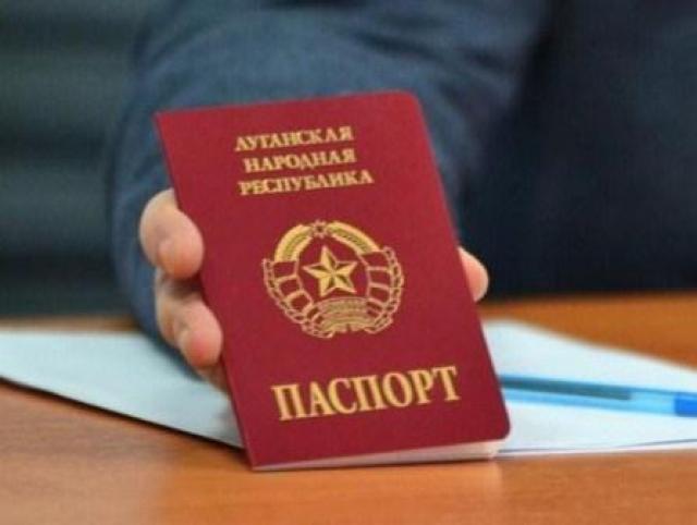 Крымские банки саботируют указ Путина: жителей ЛДНР обслуживают только по украинским паспортам