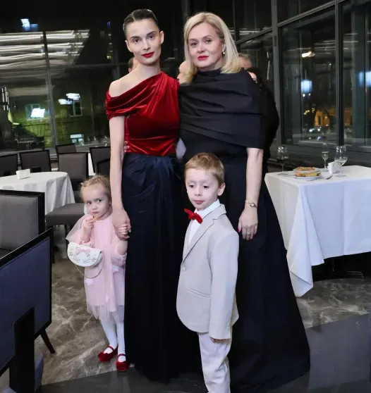 Жена Артёма Михалкова с детьми и Анна Михалков