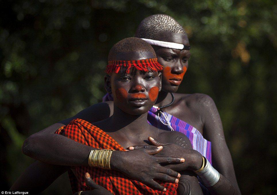 Мужчины эфиопского племени пьют кровь с молоком, чтобы получить звание самого толстого жителя деревни 