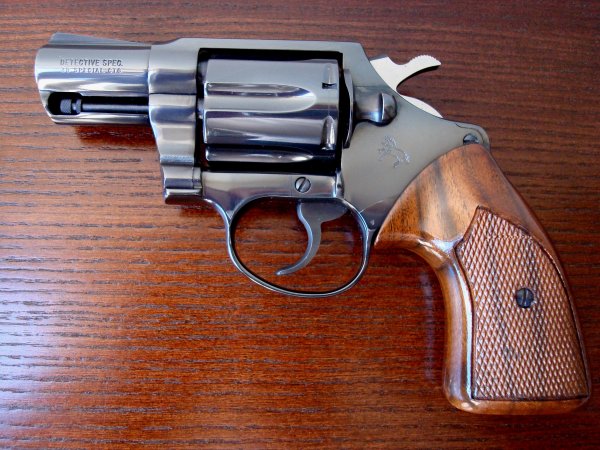 Вороненый револьвер Colt Detective Special пятой модели