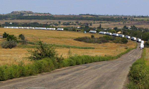 Колонна грузовиков гумпомощи из России в возле села Урало-Кавказ, в Луганской области 22 августа 2014 года. 