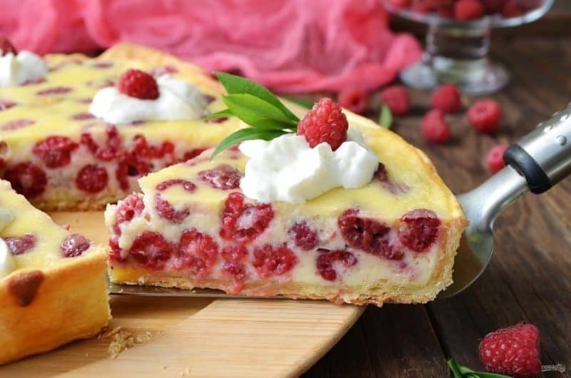Пирог со сметанной заливкой и ягодами