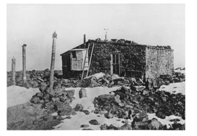 Метеостанция Пайкс-Пик, фото сделано между 1873-1890 годом. Из собрания Библиотеки Пенроуза, Колорадо-Спрингс, Колорадо. Строительство станции обошлось армии США в 2,5 тыс.$, это приблизительно 50 тыс. на сегодняшний день 
