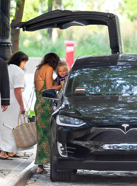 Ирина Шейк и ее дочь Лея сходили на ланч после встречи с Брэдли Купером Ирина Шейк и ее дочь Лея сходили на ланч после встречи с Брэдли Купером Мода,Стиль звезд