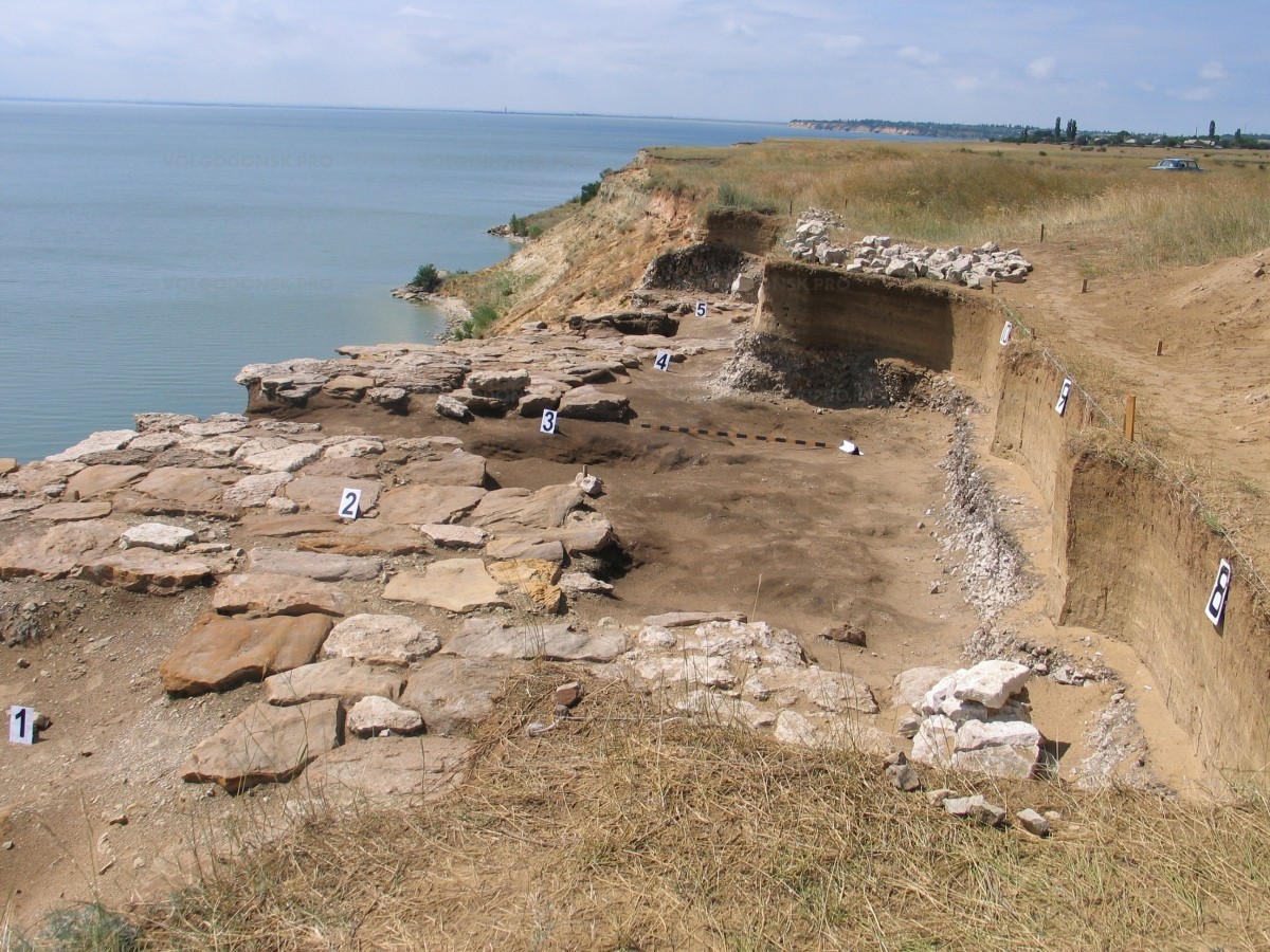 Берег находки. Цимлянское водохранилище Саркел. Крепость Саркел раскопки. Крепость Саркел Ростовская область. Цимлянское водохранилище крепость Саркел.