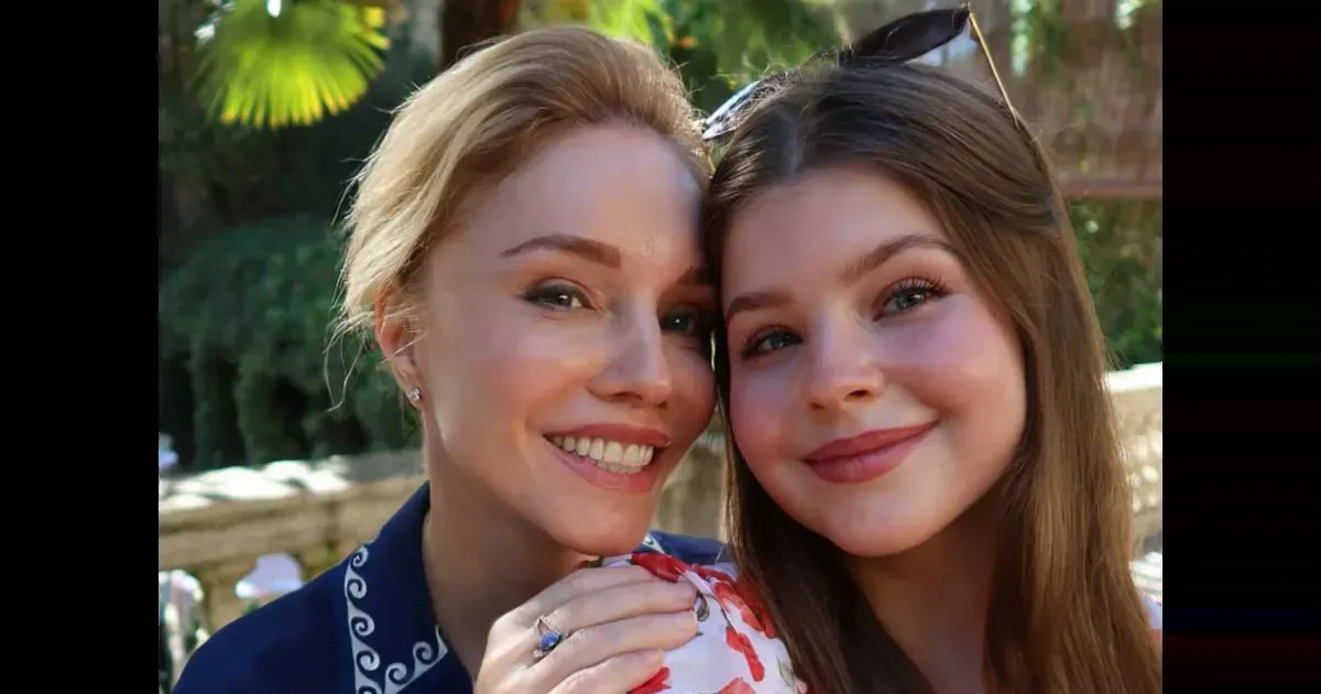 "Благодарна твоему папе!". Марина Зудина показала архивные фото дочери от Олега Табакова в честь её 20-летия