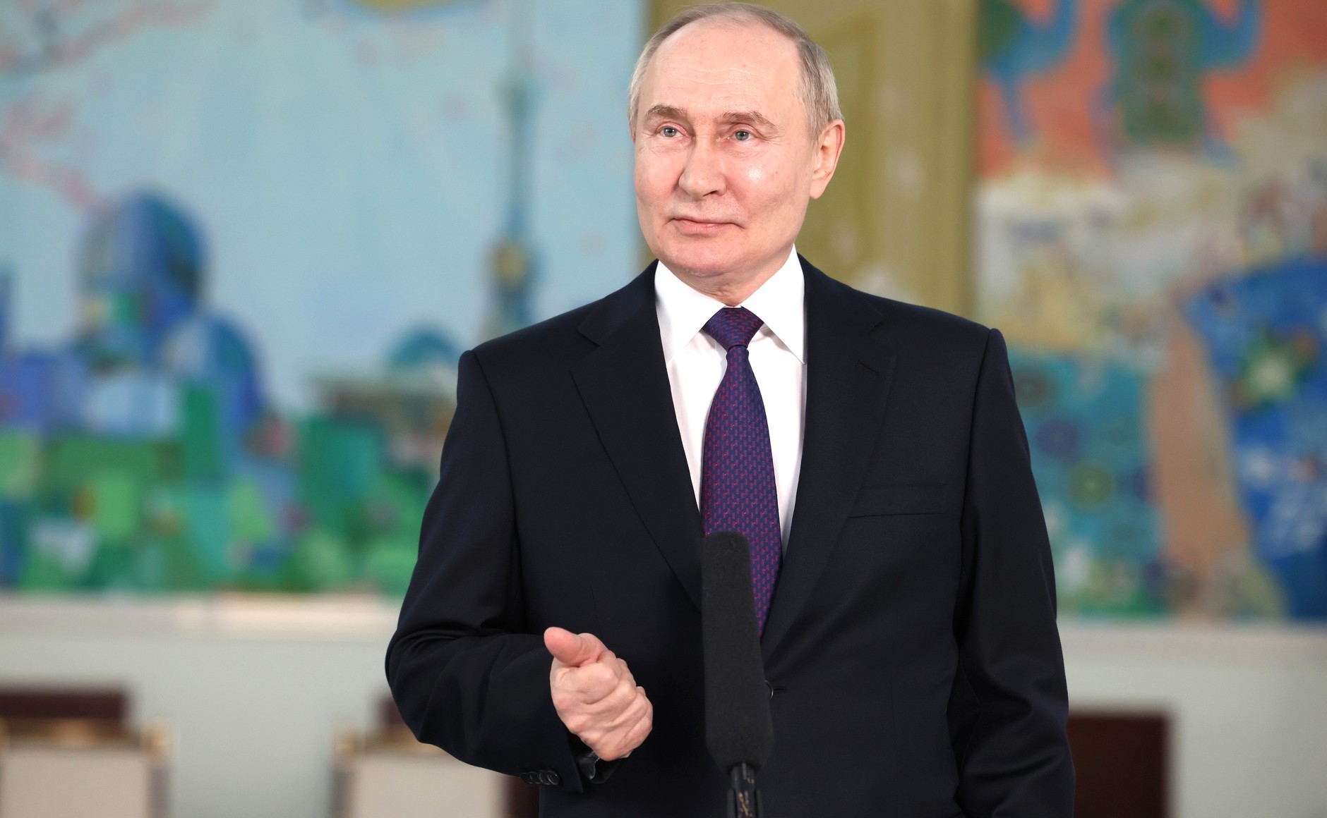 Путин успокоил гостя на приеме в Адмиралтействе, разбившего бокал шампанского