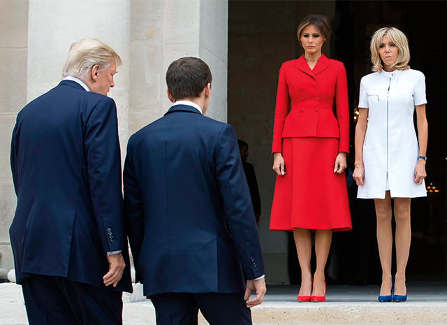 В Париже в июле встретились два президента:  Макрон и Трамп, две президентские жены и…  два французских платья: Dior у Мелании  и Louis Vuitton у Брижитт Макрон